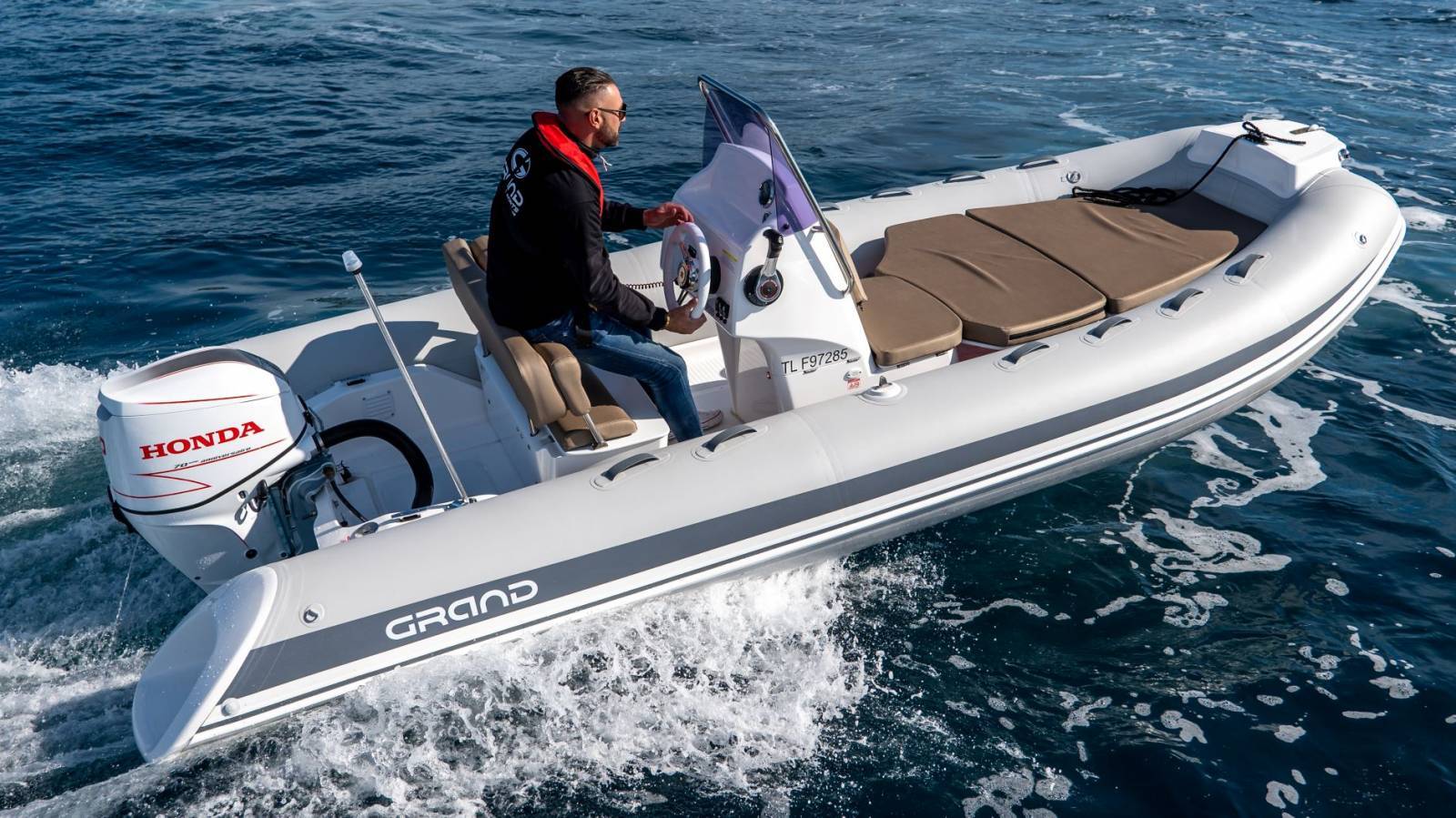 Acheter un bateau électrique avec remorque pour voiture à Saint-Cyr-sur-Mer 83270