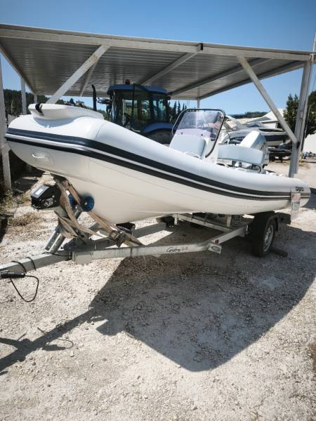 A saisir pack prêt à naviguer composé du bateau semi-rigide GRAND BOATS Silver Line 470 avec moteur Honda et sa remorque à Bandol